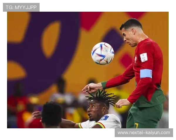 万项点球破门后与队友相拥庆祝 万项点球破门后与队友相拥庆祝