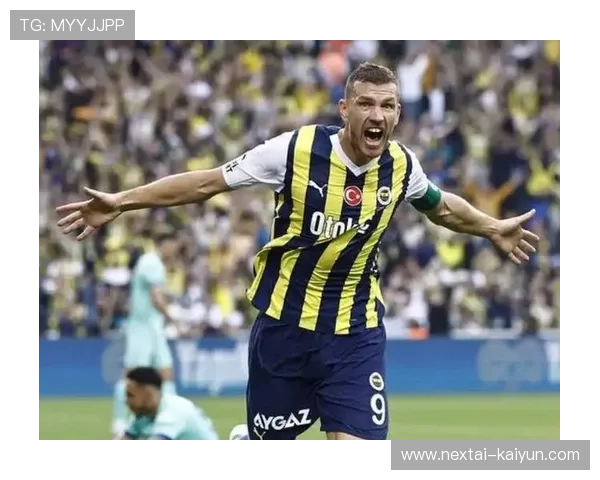 39岁哲科训练中指导年轻前锋,佛罗伦萨更衣室地位稳固 39岁哲科训练中指导年轻前锋,佛罗伦萨更衣室地位稳固